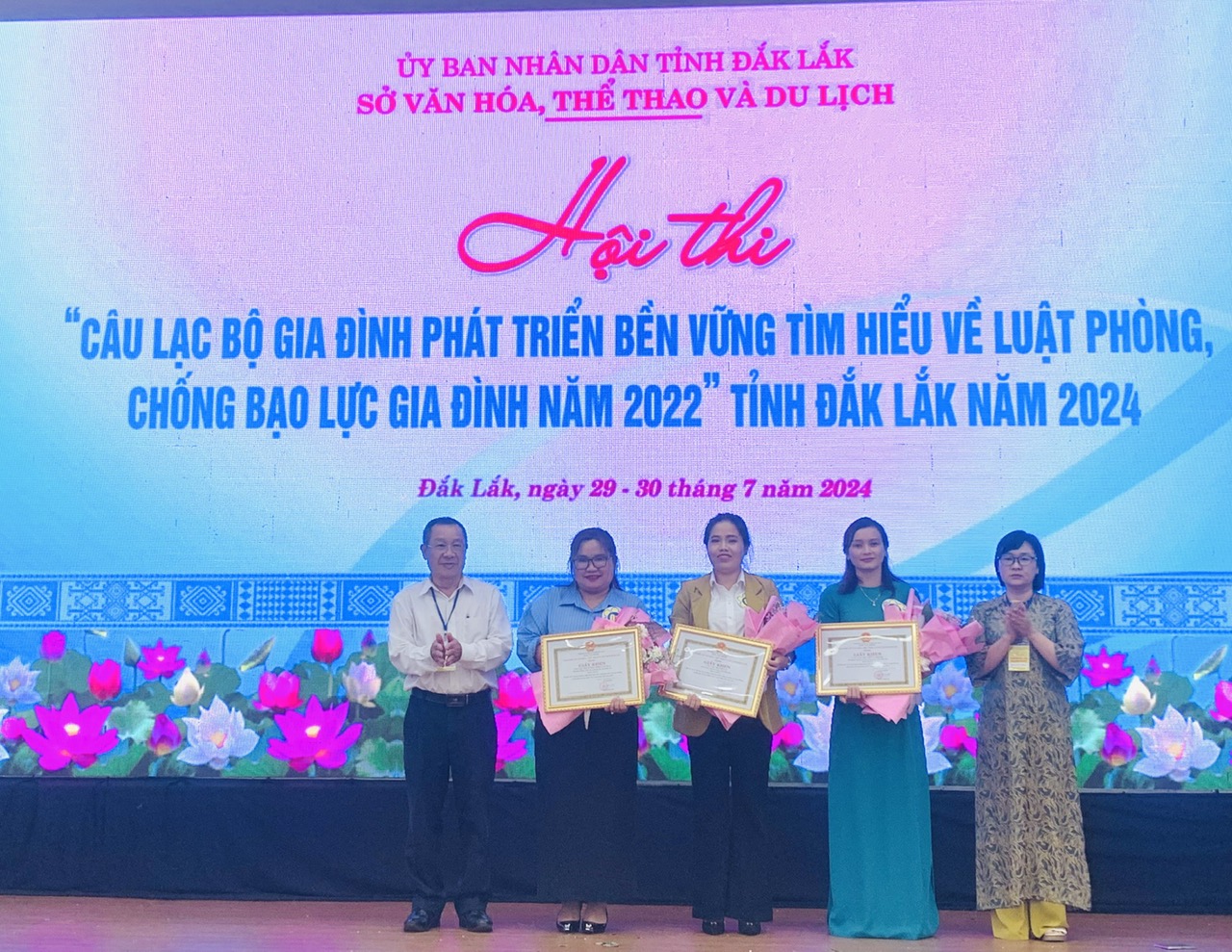 Trao giai cho cac Doi thi dat Giai C